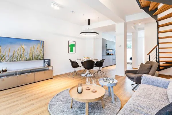 Wohn/Essbereich: Sofa, Sitzbereich, Essbereich, TV-Flachbild, Zugang zur Terrasse  FeWo Baltic Beach Home in PRORA - 2.02