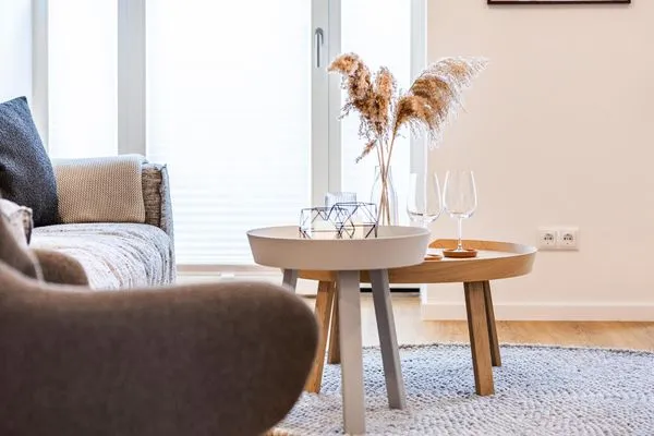 Wohn/Essbereich: Sofa, Sitzbereich, Essbereich, TV-Flachbild, Zugang zur Terrasse  FeWo Baltic Beach Home in PRORA - 2.02