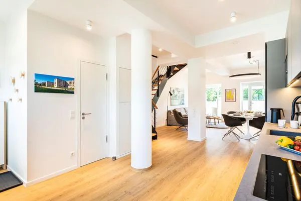 Wohn/Essbereich: Sofa, Sitzbereich, Essbereich, TV-Flachbild, Zugang zur Terrasse  FeWo Baltic Beach Home in PRORA - 2.02