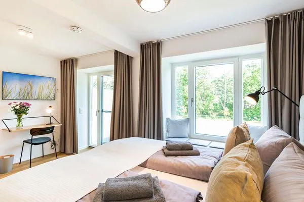 Schlafzimmer 1 (Seeseite): 1 Doppelbett (180x200), TV-Flachbild, Zugang zum Balkon  FeWo Baltic Beach Home in PRORA - 2.02