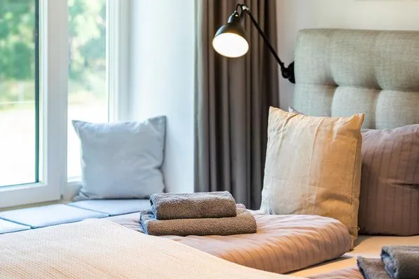 Schlafzimmer 1 (Seeseite): 1 Doppelbett (180x200), TV-Flachbild, Zugang zum Balkon  FeWo Baltic Beach Home in PRORA - 2.02