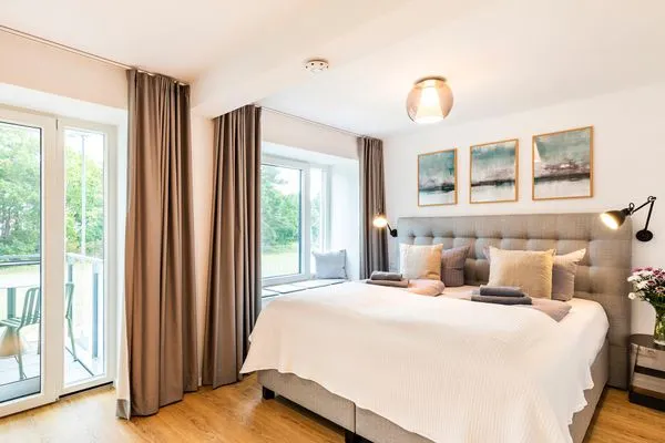 Schlafzimmer 1 (Seeseite): 1 Doppelbett (180x200), TV-Flachbild, Zugang zum Balkon  FeWo Baltic Beach Home in PRORA - 2.02