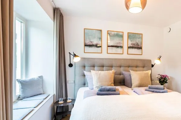 Schlafzimmer 2 (Landseite): 1 Doppelbett (180x200), Schlafsessel (90x200), TV-Flachbild  FeWo Baltic Beach Home in PRORA - 2.02