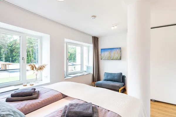 Schlafzimmer 2 (Landseite): 1 Doppelbett (180x200), Schlafsessel (90x200), TV-Flachbild  FeWo Baltic Beach Home in PRORA - 2.02