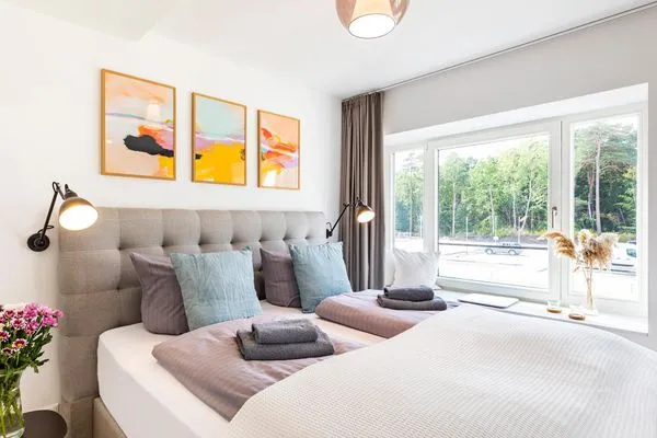 Schlafzimmer 2 (Landseite): 1 Doppelbett (180x200), Schlafsessel (90x200), TV-Flachbild  FeWo Baltic Beach Home in PRORA - 2.02