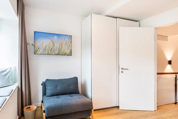 Schlafzimmer 2 (Landseite): 1 Doppelbett (180x200), Schlafsessel (90x200), TV-Flachbild  FeWo Baltic Beach Home in PRORA - 2.02