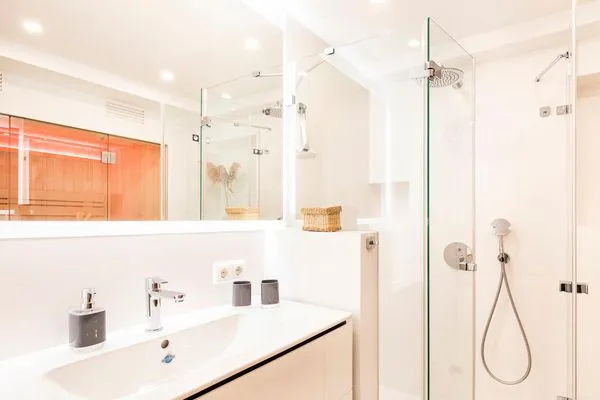 Badezimmer 1: Sauna, Regendusche, WC, Waschbecken, Haartrockner  FeWo Baltic Beach Home in PRORA - 2.02