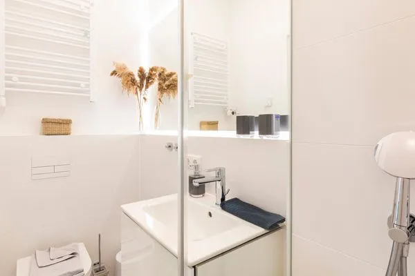 Badezimmer 1: Sauna, Regendusche, WC, Waschbecken, Haartrockner  FeWo Baltic Beach Home in PRORA - 2.02