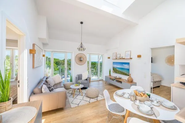 Wohnzimmer: Sofa, Smart-TV, Zugang zum Balkon  FeWo Wellenblick in PRORA - 2.53