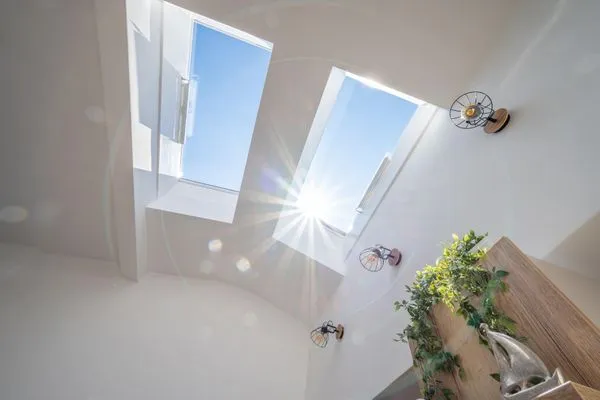 Wohnzimmer: Sofa, Smart-TV, Zugang zum Balkon  FeWo Wellenblick in PRORA - 2.53