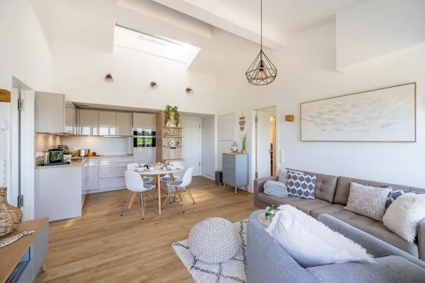 Wohnzimmer: Sofa, Smart-TV, Zugang zum Balkon  FeWo Wellenblick in PRORA - 2.53