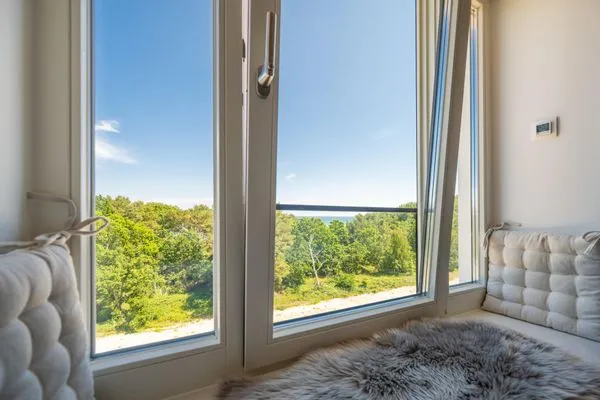 Schlafzimmer 1: Doppelbett (180x200), Kleiderschrank, Smart-TV, Lampe mit eingebautem Ventilator  FeWo Wellenblick in PRORA - 2.53