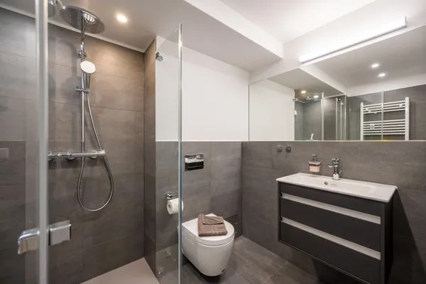 Badezimmer 1: Regendusche, WC, Haartrockner  FeWo Wellenblick in PRORA - 2.53