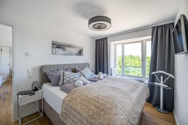 Schlafzimmer 2: Doppelbett (160x200), Kleiderschrank, Smart-TV, Lampe mit eingebautem Ventilator  FeWo Wellenblick in PRORA - 2.53