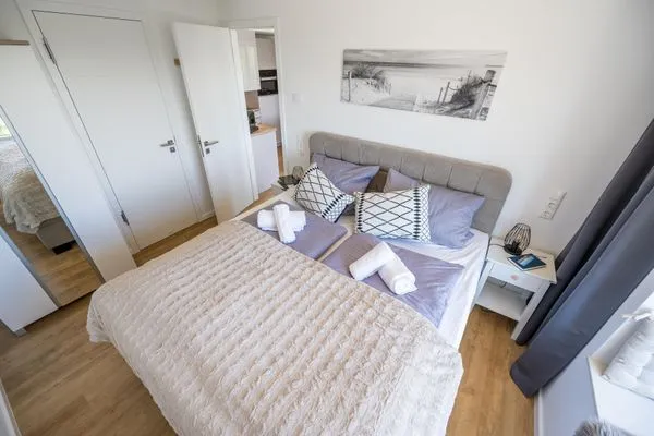 Schlafzimmer 2: Doppelbett (160x200), Kleiderschrank, Smart-TV, Lampe mit eingebautem Ventilator  FeWo Wellenblick in PRORA - 2.53