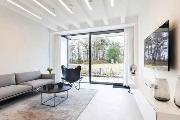 Wohnzimmer: Sofa, TV, Zugang zur Terrasse  FeWo VOID in PRORA - 7.02