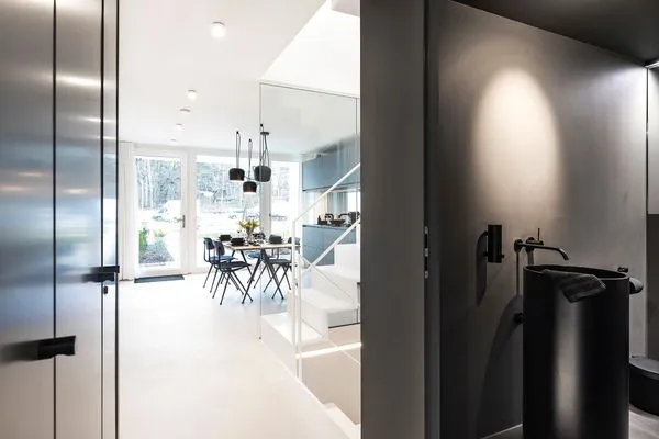 Wohnzimmer: Sofa, TV, Zugang zur Terrasse  FeWo VOID in PRORA - 7.02