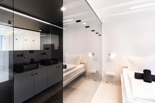 Schlafzimmer 2: Doppelbett (180x200), TV, Badezimmer 2 - en suite, Zugang zum Balkon  FeWo VOID in PRORA - 7.02