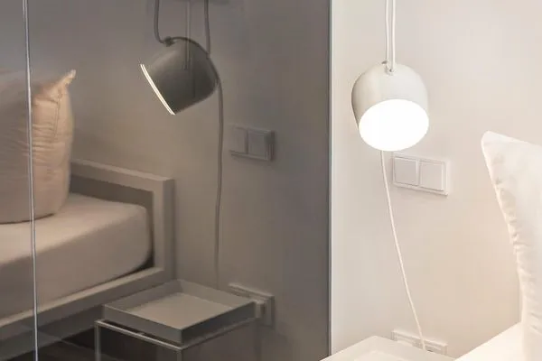 Schlafzimmer 2: Doppelbett (180x200), TV, Badezimmer 2 - en suite, Zugang zum Balkon  FeWo VOID in PRORA - 7.02