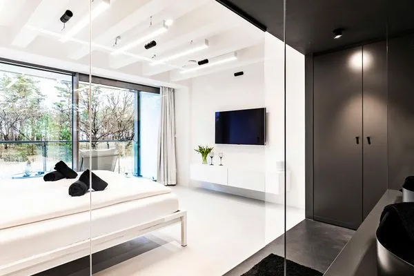 Schlafzimmer 2: Doppelbett (180x200), TV, Badezimmer 2 - en suite, Zugang zum Balkon  FeWo VOID in PRORA - 7.02