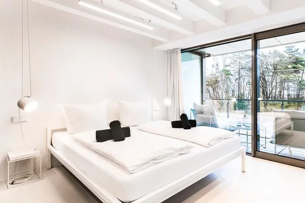 Schlafzimmer 2: Doppelbett (180x200), TV, Badezimmer 2 - en suite, Zugang zum Balkon  FeWo VOID in PRORA - 7.02