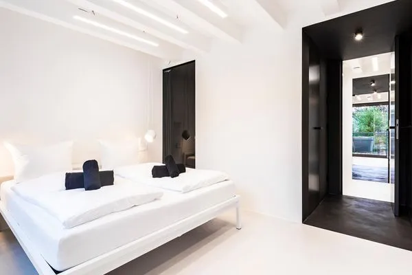 Schlafzimmer 1: Doppelbett (180x200), TV, Badezimmer 1 - en suite  FeWo VOID in PRORA - 7.02