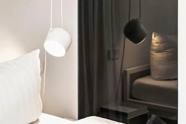 Schlafzimmer 1: Doppelbett (180x200), TV, Badezimmer 1 - en suite  FeWo VOID in PRORA - 7.02