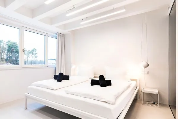 Schlafzimmer 1: Doppelbett (180x200), TV, Badezimmer 1 - en suite  FeWo VOID in PRORA - 7.02