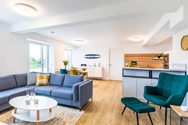 Großer, heller Wohn- u. Essbereich mit offener Küche  FeWo Beachfront in PRORA - 3.41