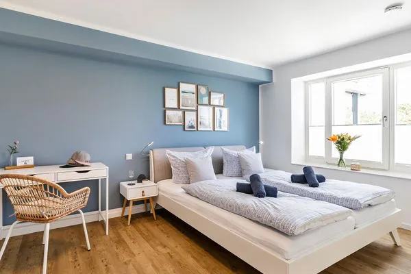 Schlafzimmer 1 mit Blick in Richtung Ostsee  FeWo Beachfront in PRORA - 3.41