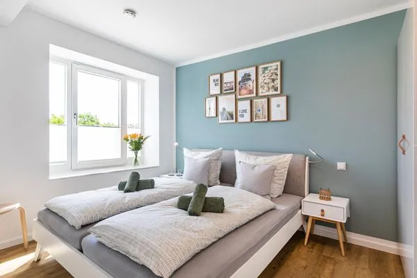 Schlafzimmer 2 mit Blick in Richtung Ostsee und Bad en suite  FeWo Beachfront in PRORA - 3.41