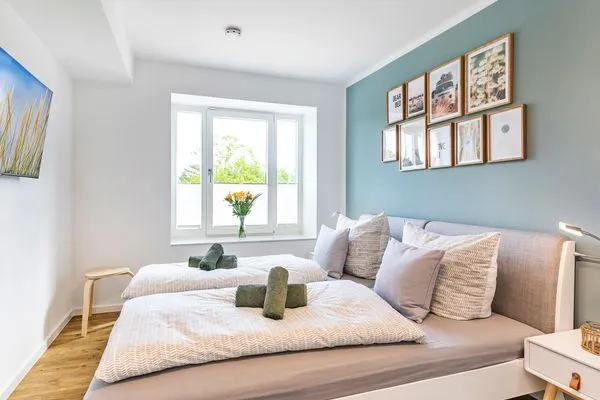 Schlafzimmer 2 mit Blick in Richtung Ostsee und Bad en suite  FeWo Beachfront in PRORA - 3.41