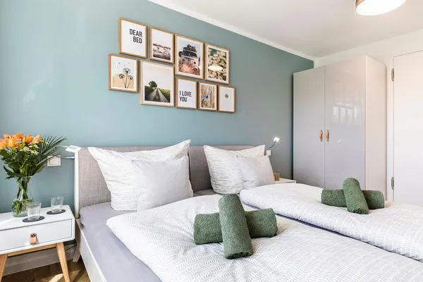 Schlafzimmer 2 mit Blick in Richtung Ostsee und Bad en suite  FeWo Beachfront in PRORA - 3.41