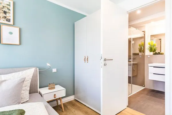 Schlafzimmer 2 mit Blick in Richtung Ostsee und Bad en suite  FeWo Beachfront in PRORA - 3.41