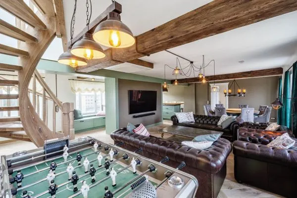 Wohnzimmer: 2 Sofa, 2 Sessel, TV, Zugang zum Balkon  FeWo Camelot in PRORA - 9.51