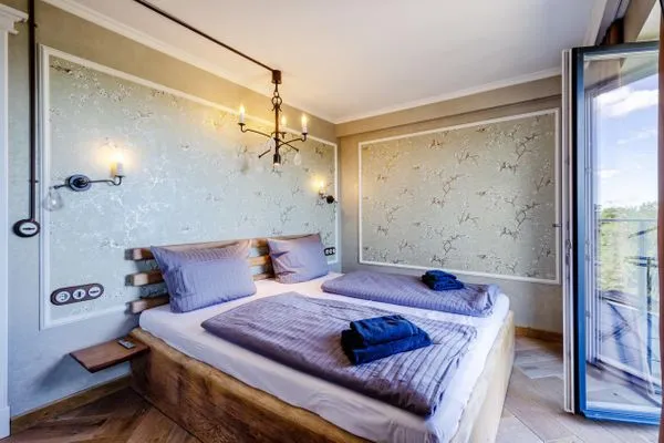 Schlafzimmer 2: Doppelbett (180x200), TV, Zugang zum Balkon  FeWo Camelot in PRORA - 9.51