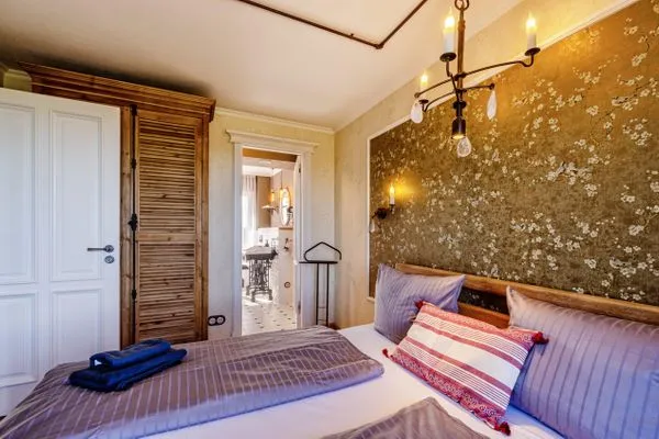 Schlafzimmer 1: Doppelbett (180x200), TV  FeWo Camelot in PRORA - 9.51