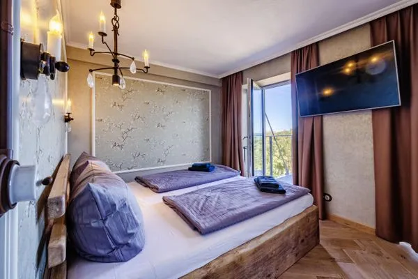 Schlafzimmer 2: Doppelbett (180x200), TV, Zugang zum Balkon  FeWo Camelot in PRORA - 9.51