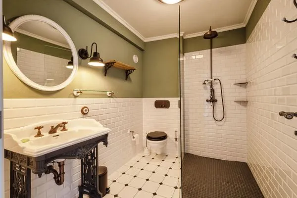 Badezimmer 2: Regendusche, WC, Haartrockner  FeWo Camelot in PRORA - 9.51