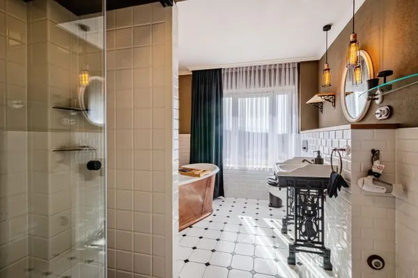 Badezimmer 1: Badewanne, Regendusche, WC  FeWo Camelot in PRORA - 9.51