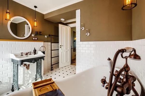 Badezimmer 1: Badewanne, Regendusche, WC  FeWo Camelot in PRORA - 9.51