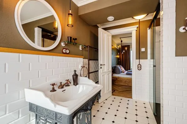 Badezimmer 1: Badewanne, Regendusche, WC  FeWo Camelot in PRORA - 9.51