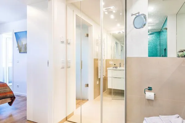 Zwei Duschbäder (en suite) jeweils mit Regendusche bodengleich, Handbrause mit Wechselstrahl, WC, Haartrockner, Handtuc  FeWo Casa Carmen in PRORA - 2.52