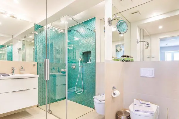 Zwei Duschbäder (en suite) jeweils mit Regendusche bodengleich, Handbrause mit Wechselstrahl, WC, Haartrockner, Handtuc  FeWo Casa Carmen in PRORA - 2.52