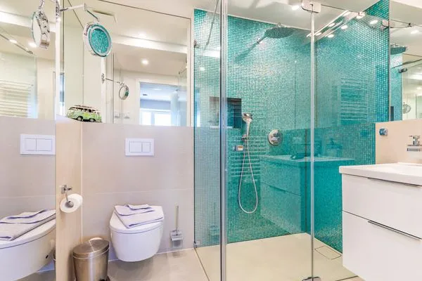 Zwei Duschbäder (en suite) jeweils mit Regendusche bodengleich, Handbrause mit Wechselstrahl, WC, Haartrockner, Handtuc  FeWo Casa Carmen in PRORA - 2.52