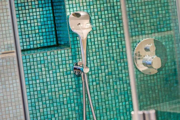 Zwei Duschbäder (en suite) jeweils mit Regendusche bodengleich, Handbrause mit Wechselstrahl, WC, Haartrockner, Handtuc  FeWo Casa Carmen in PRORA - 2.52