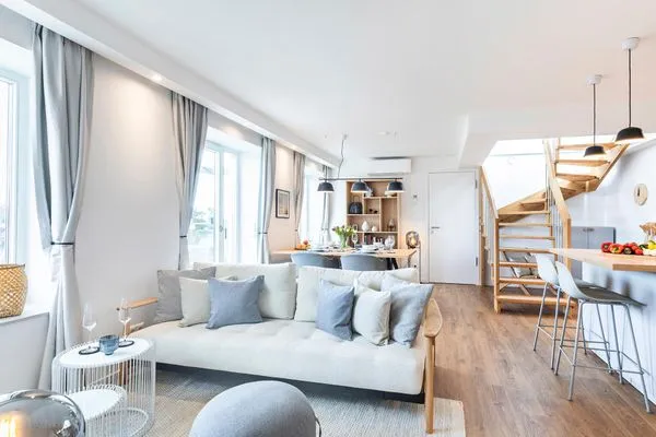 Wohnzimmer: Schlafsofa, TV, Zugang zum Balkon  FeWo Deck54 Dachterrasse in PRORA - 3.54