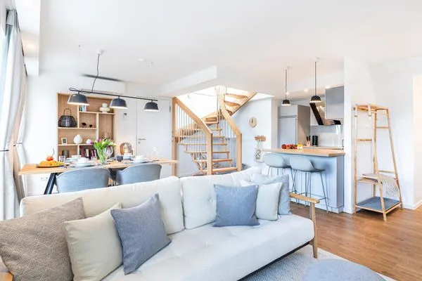 Wohnzimmer: Schlafsofa, TV, Zugang zum Balkon  FeWo Deck54 Dachterrasse in PRORA - 3.54