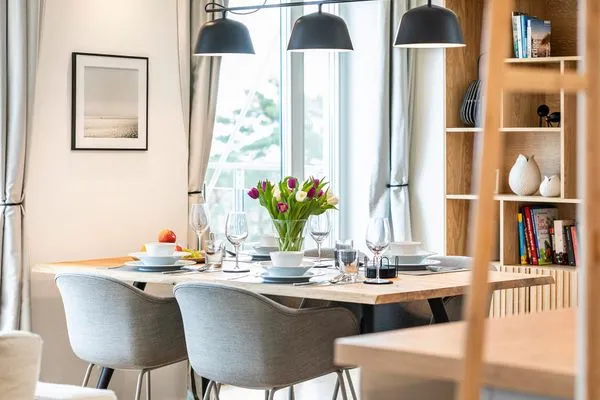 Wohnzimmer: Schlafsofa, TV, Zugang zum Balkon  FeWo Deck54 Dachterrasse in PRORA - 3.54