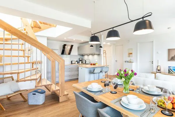 Wohnzimmer: Schlafsofa, TV, Zugang zum Balkon  FeWo Deck54 Dachterrasse in PRORA - 3.54